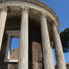 595px-Temple_of_Vesta,_built_in_the_early_1st_century_BC_on_the_acropolis_of_Tibur,_Tivoli_(14757166370)