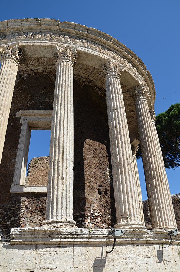 595px-Temple_of_Vesta,_built_in_the_early_1st_century_BC_on_the_acropolis_of_Tibur,_Tivoli_(14757166370)