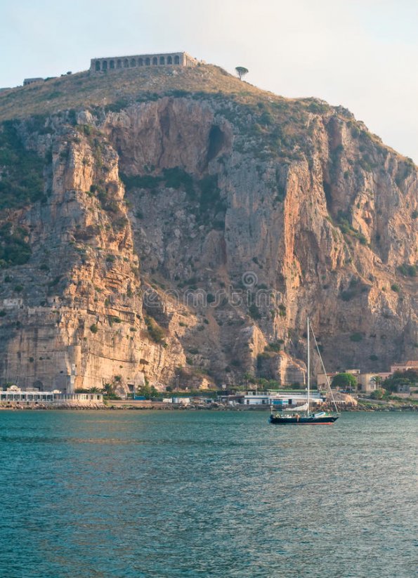 vue-du-port-de-terracina-italie-le-matin-10746369